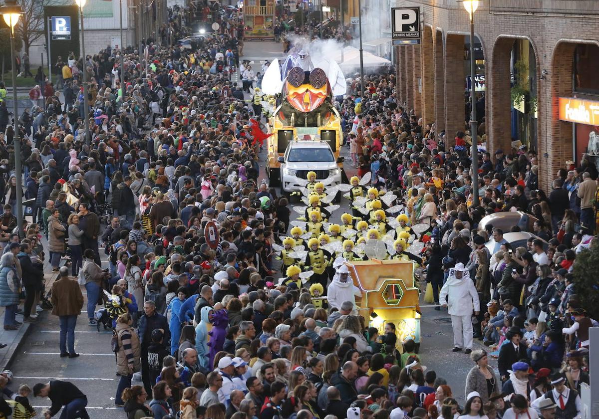 Un desfile de Antroxu con mucho color y ritmo en Avilés