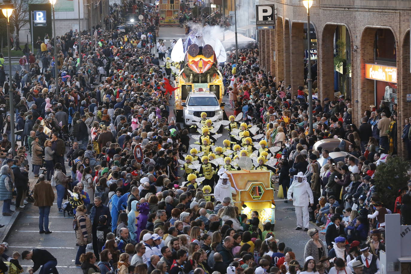 Un desfile de Antroxu con mucho color y ritmo en Avilés