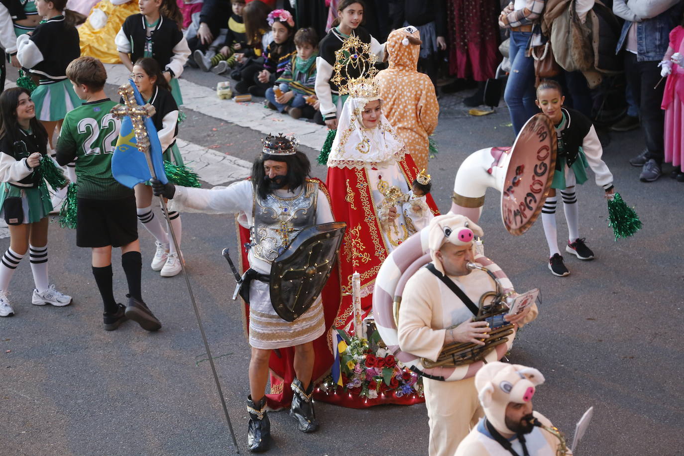 Un desfile de Antroxu con mucho color y ritmo en Avilés