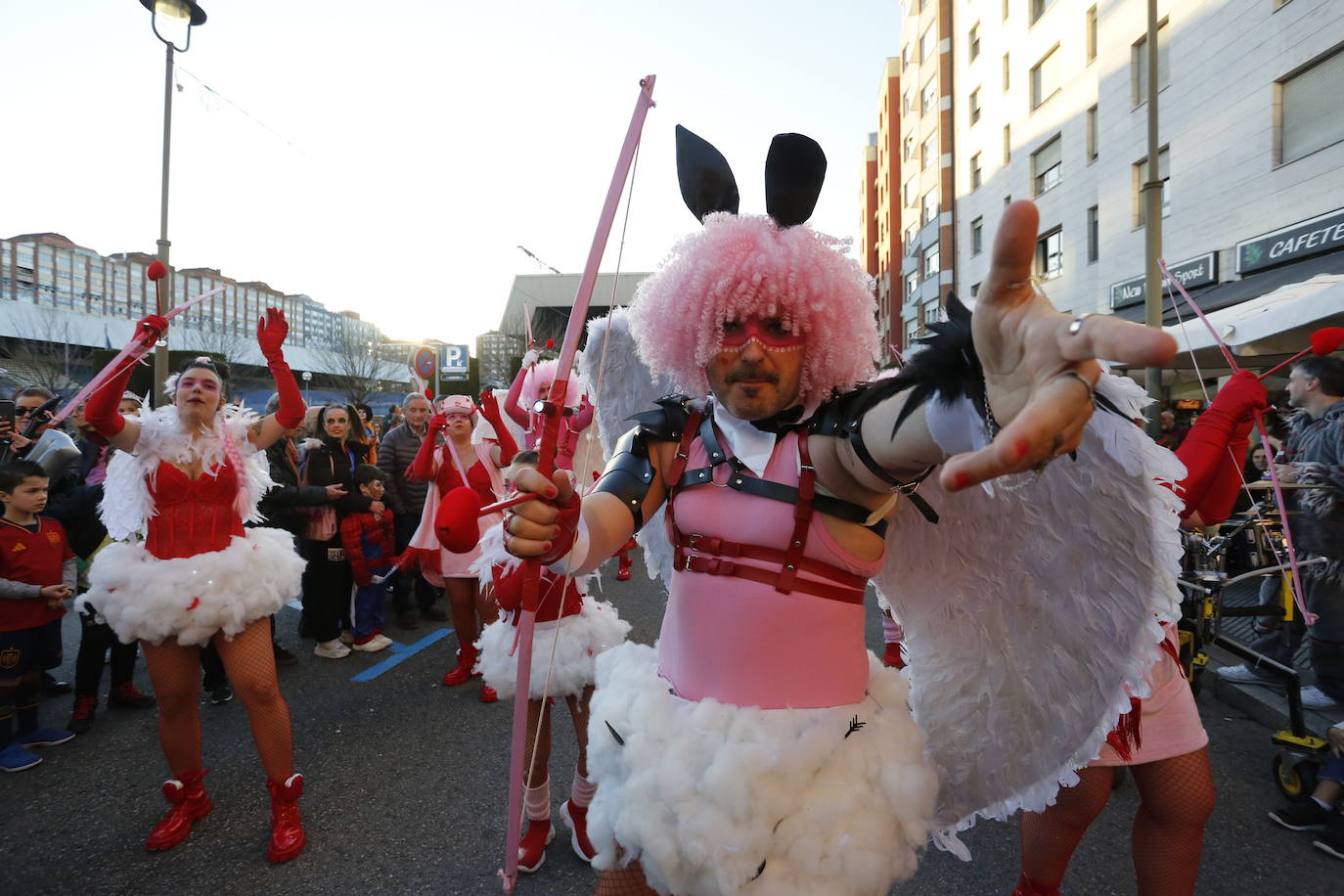 Un desfile de Antroxu con mucho color y ritmo en Avilés