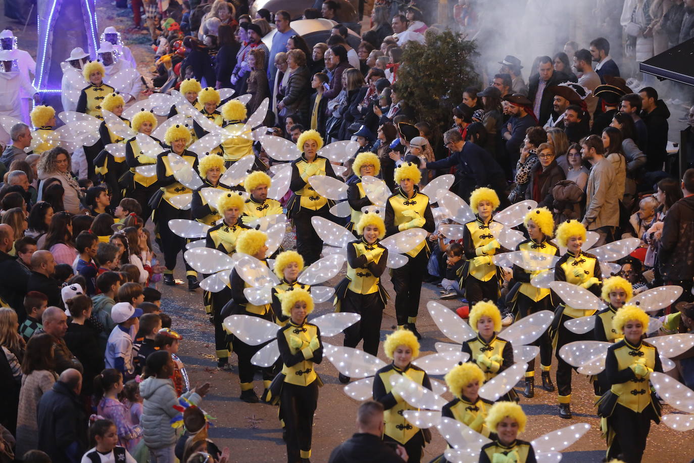 Un desfile de Antroxu con mucho color y ritmo en Avilés