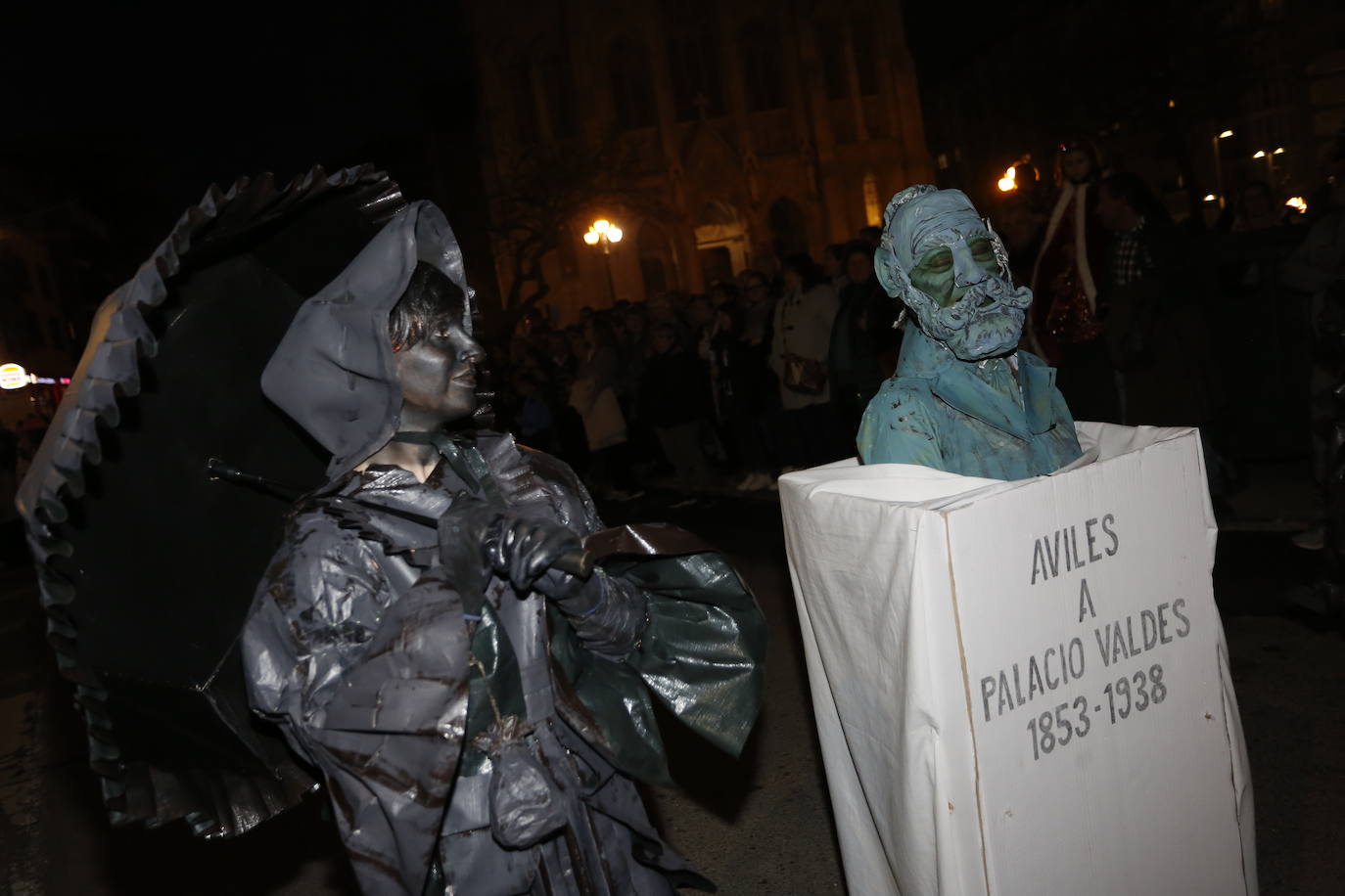 Un desfile de Antroxu con mucho color y ritmo en Avilés