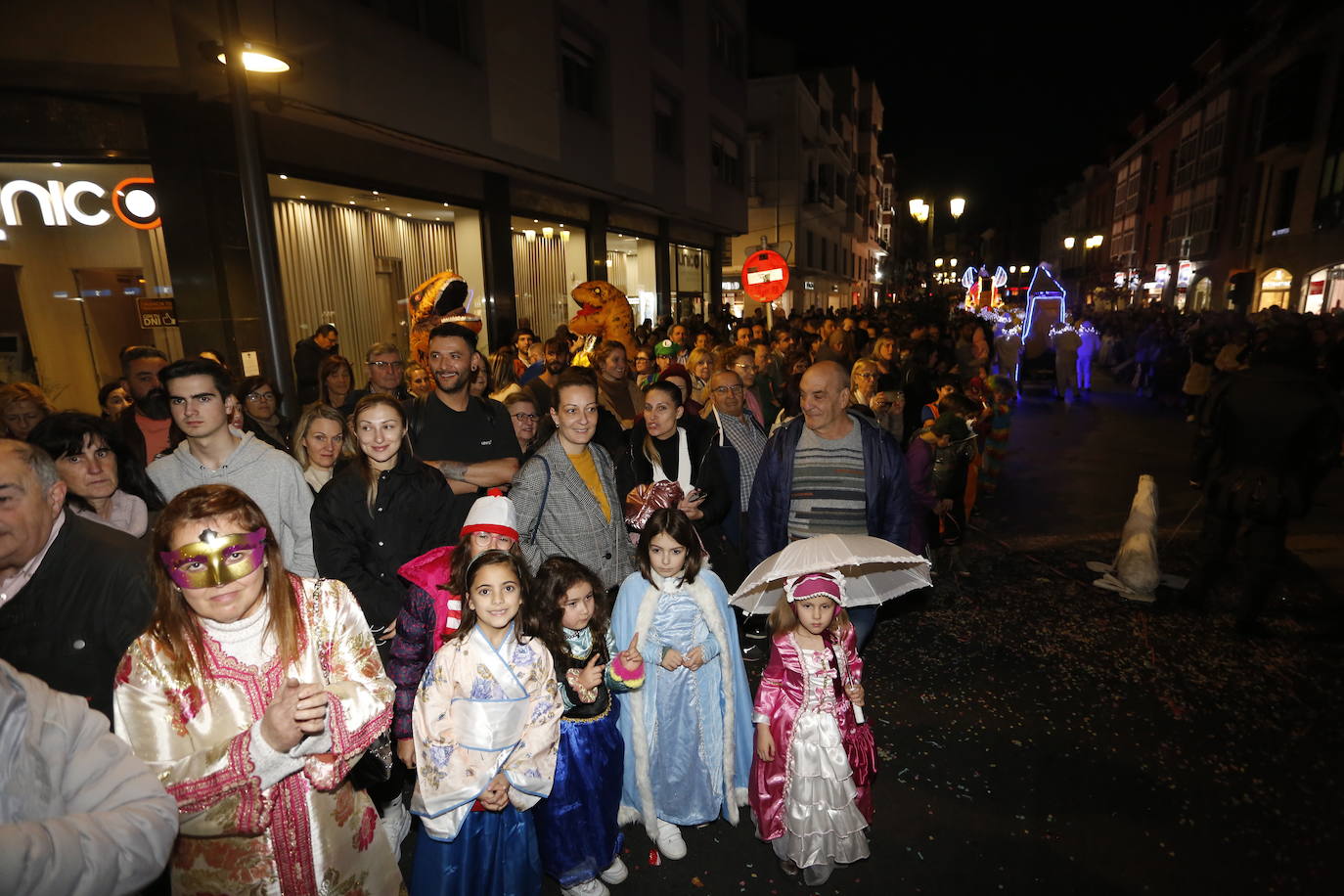 Un desfile de Antroxu con mucho color y ritmo en Avilés