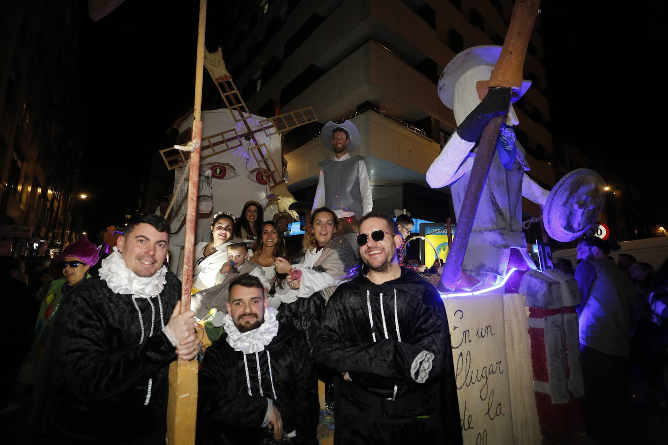 Un desfile de Antroxu con mucho color y ritmo en Avilés