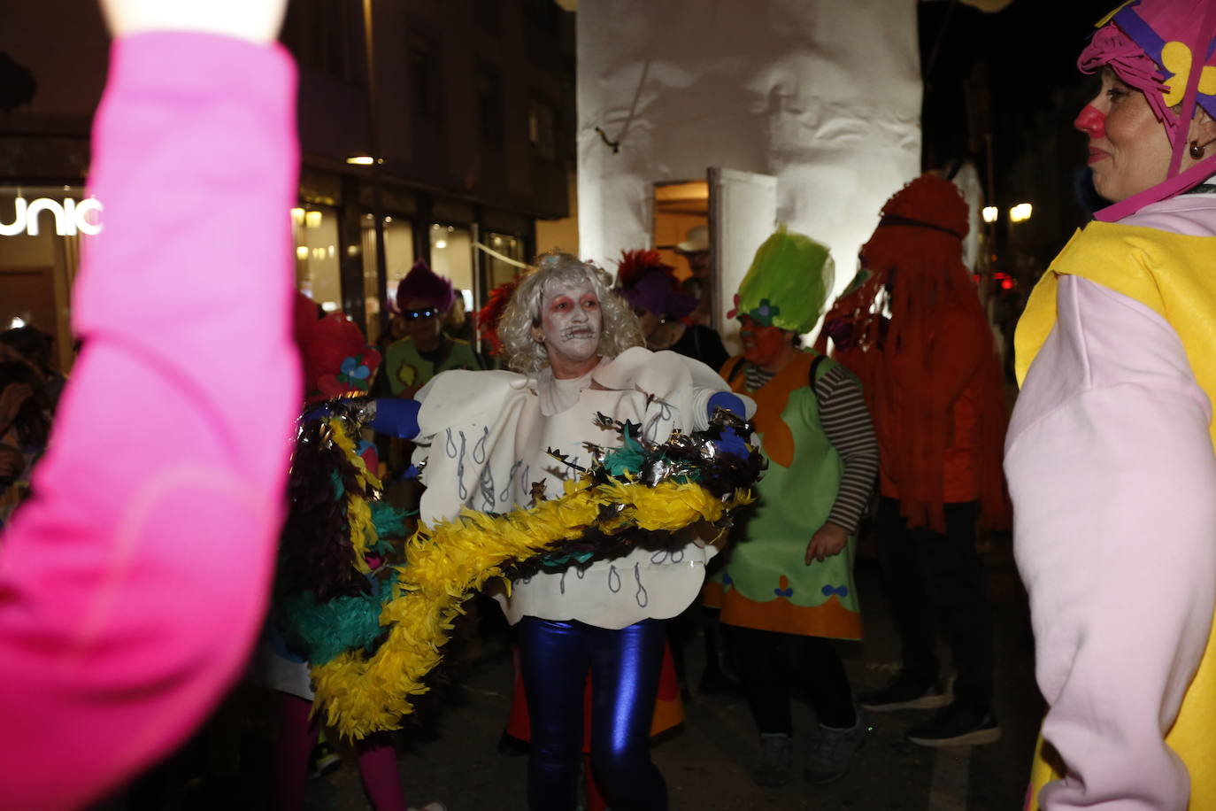 Un desfile de Antroxu con mucho color y ritmo en Avilés