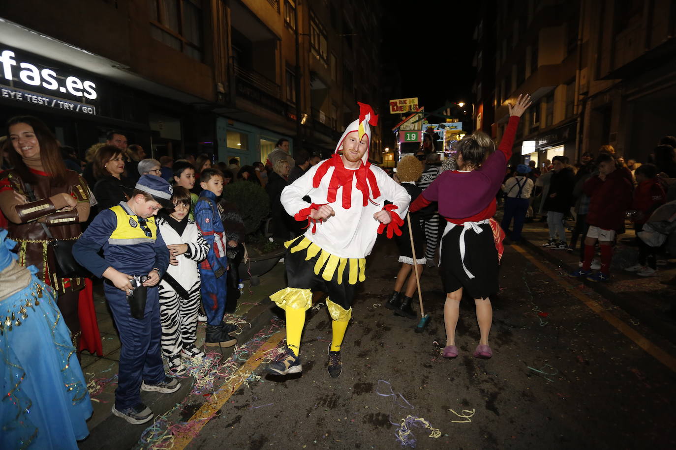 Un desfile de Antroxu con mucho color y ritmo en Avilés