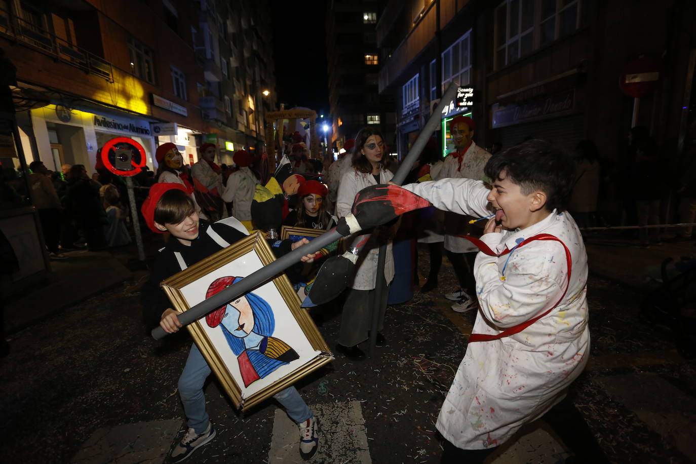 Un desfile de Antroxu con mucho color y ritmo en Avilés