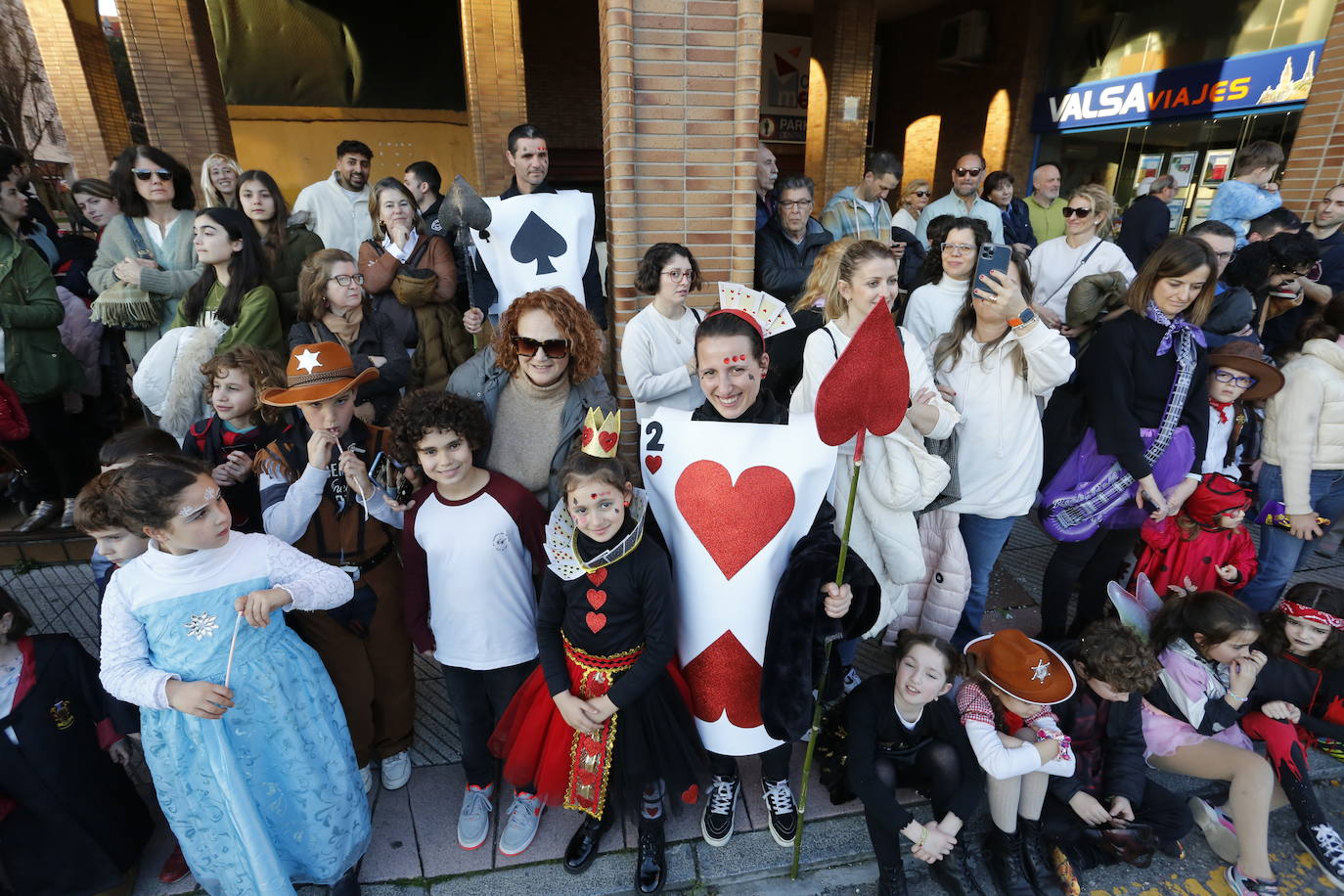 Un desfile de Antroxu con mucho color y ritmo en Avilés