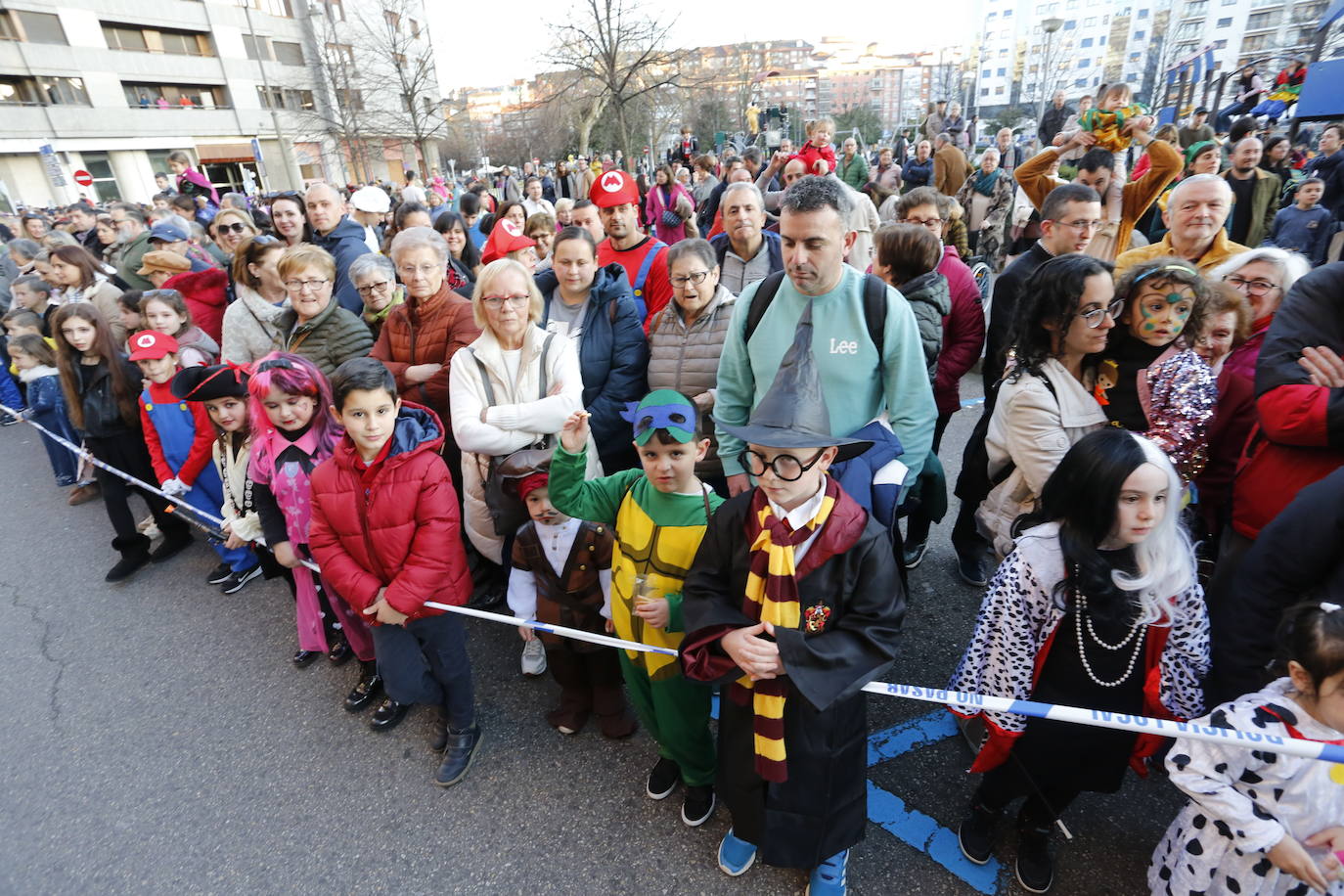 Un desfile de Antroxu con mucho color y ritmo en Avilés