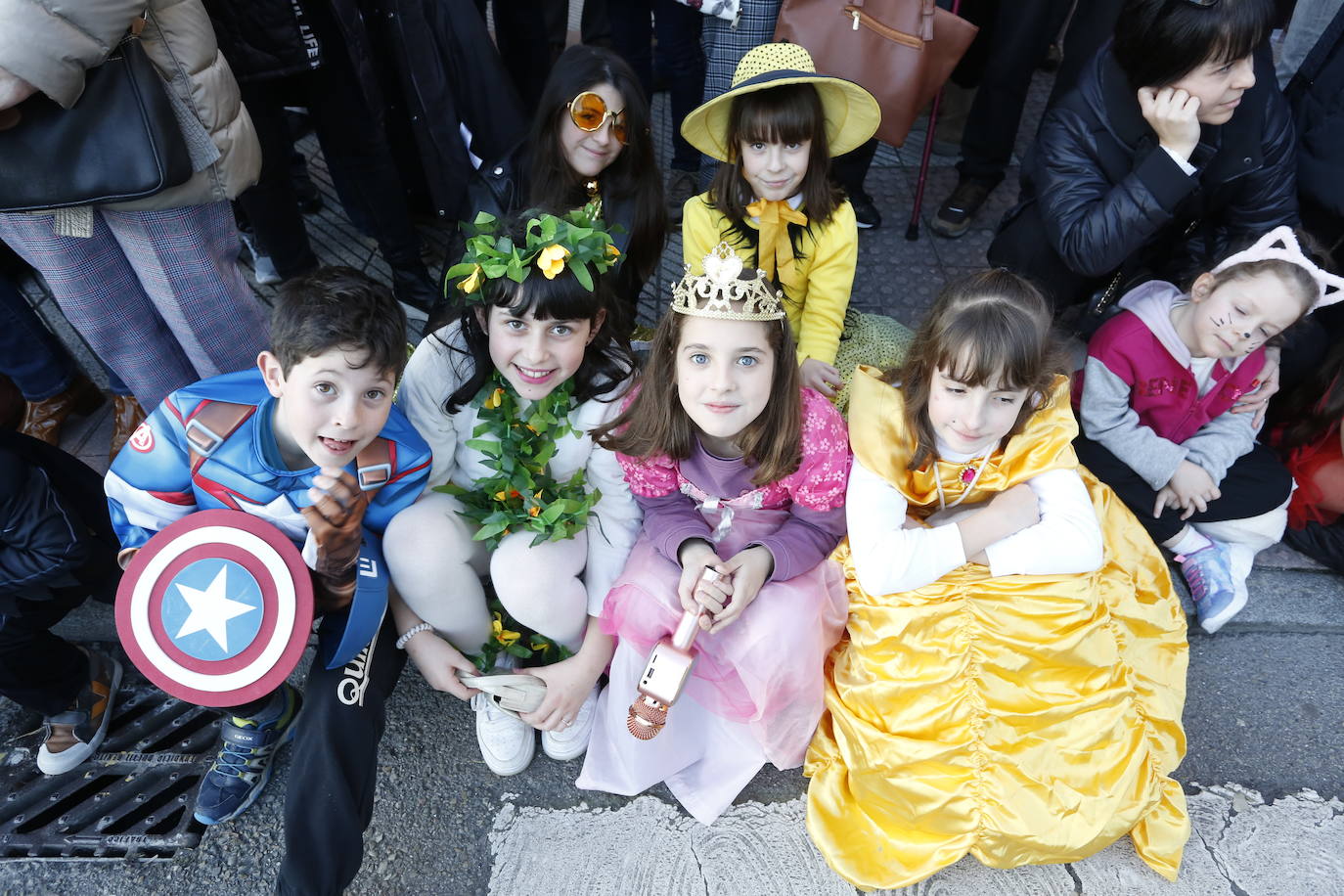 Un desfile de Antroxu con mucho color y ritmo en Avilés