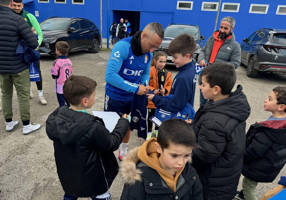 Respaldo de la afición del Real Oviedo en el primer entreno tras el derbi