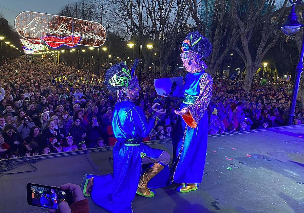 Momento de la pedida de Mano de Aarón Pita.