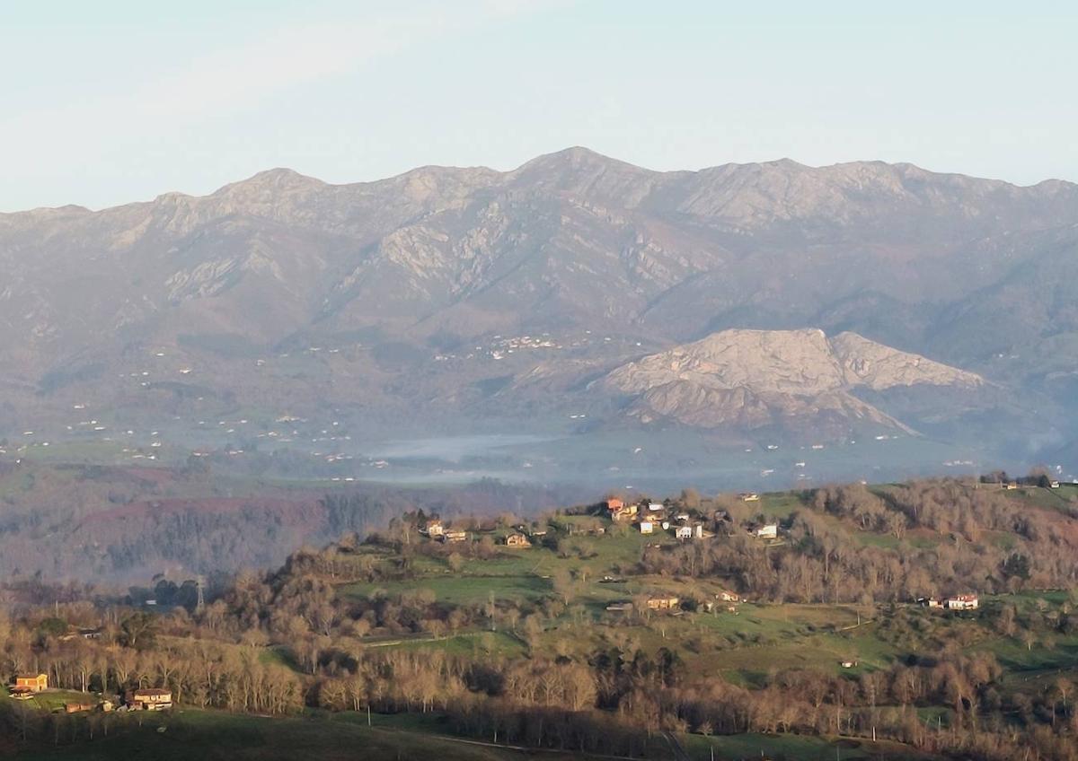 Imagen secundaria 1 - Vistas hacia la Cogolla y los montes de Ponga/ vistas hacia la sierra del Sueve/ vista al Cantu Cabroneru y Peña Beza 