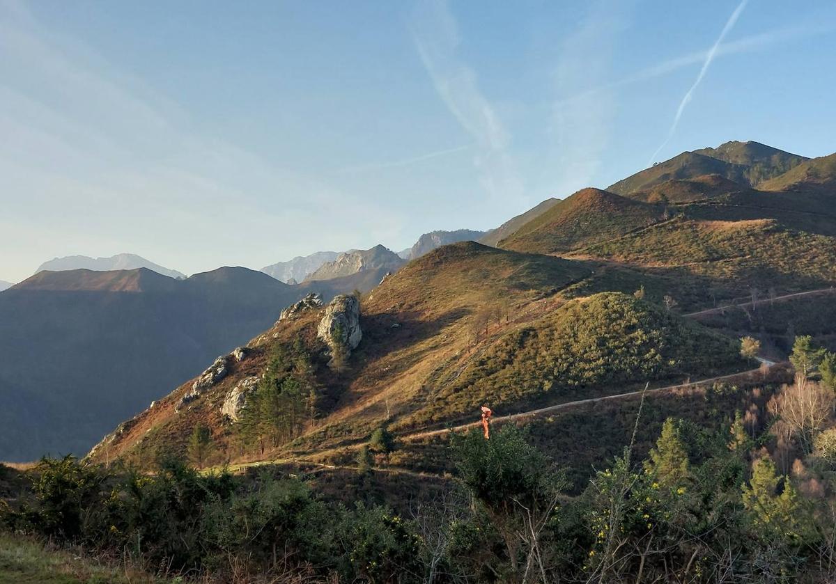 Imagen principal - Vistas hacia la Cogolla y los montes de Ponga/ vistas hacia la sierra del Sueve/ vista al Cantu Cabroneru y Peña Beza 