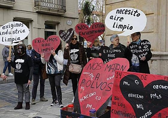 Protesta contra la contaminación frente al Ayuntamiento de Gijón.