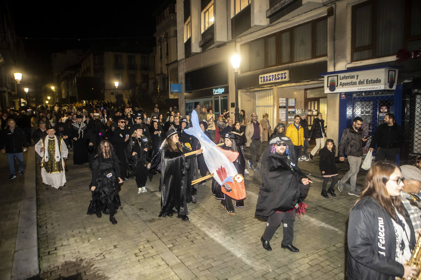 Avilés entierra a la sardina y despide su carnaval