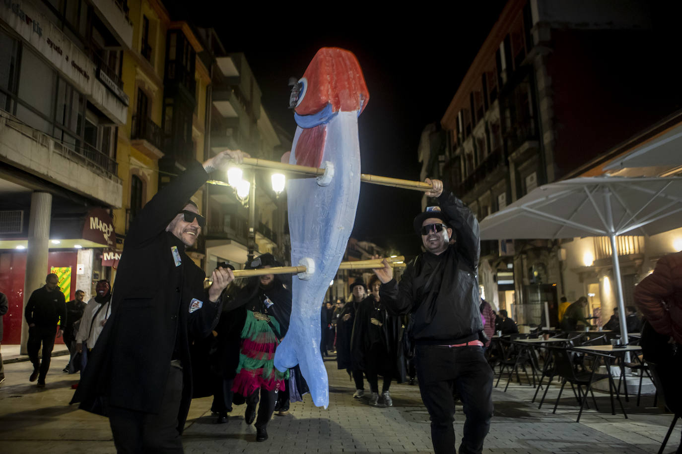 Avilés entierra a la sardina y despide su carnaval