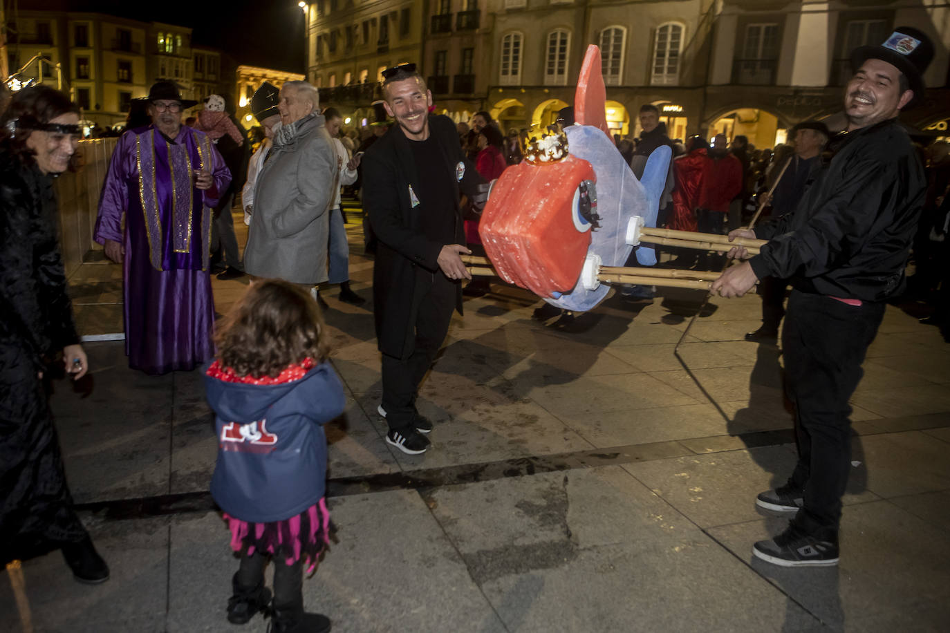 Avilés entierra a la sardina y despide su carnaval