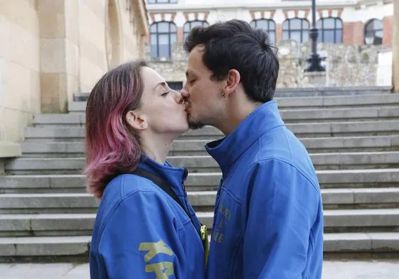 Cristina Braña y Aarón Pita se dan una tierno beso en las inmediaciones de la iglesia de San Pedro.