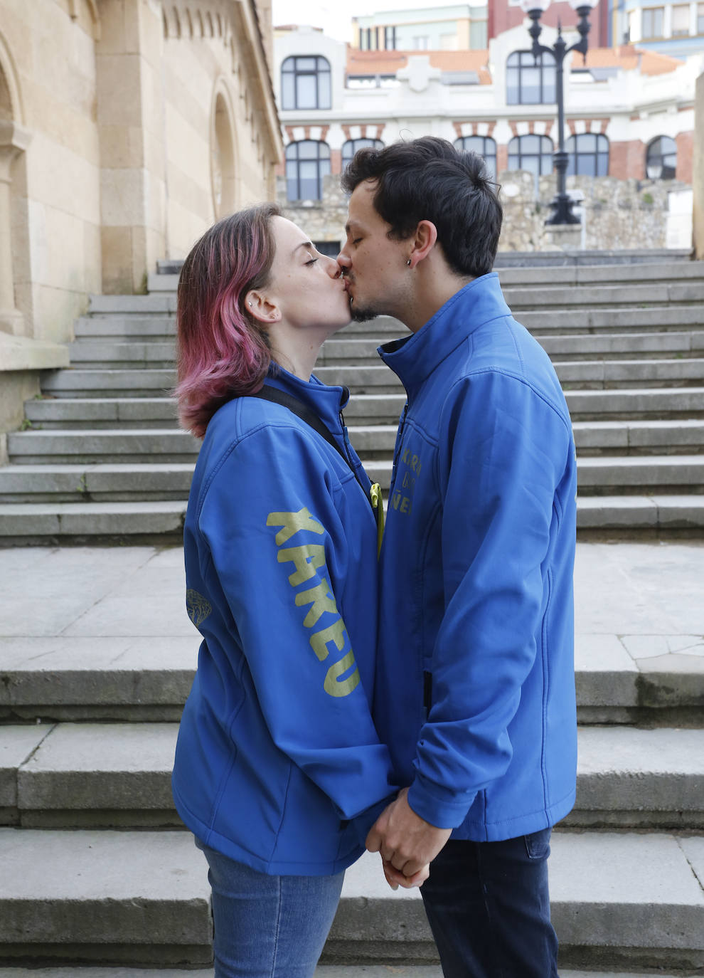 Cristina Braña y Aarón Pita se dan una tierno beso en las inmediaciones de la iglesia de San Pedro.