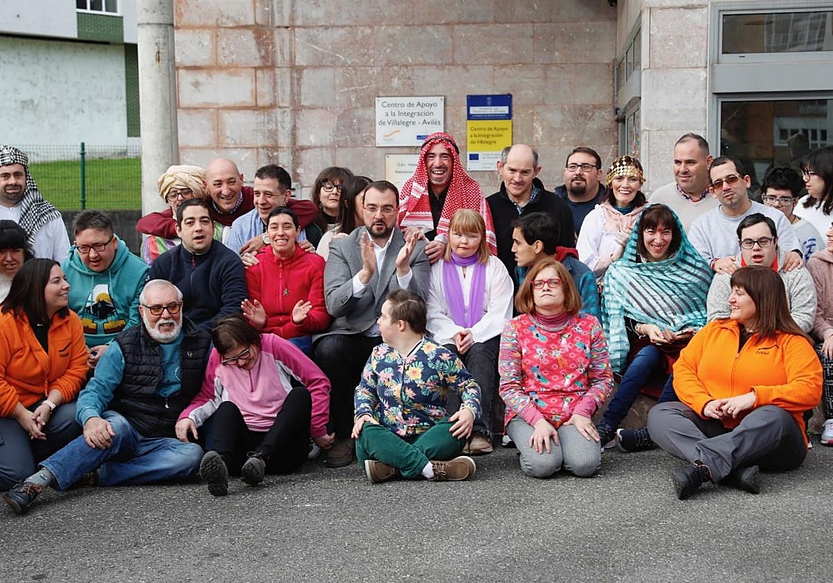 Adrián Barbón visita el CAI de Villalegre