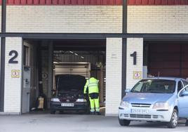 Un inspector de ITVASA, revisando uno de los coches.