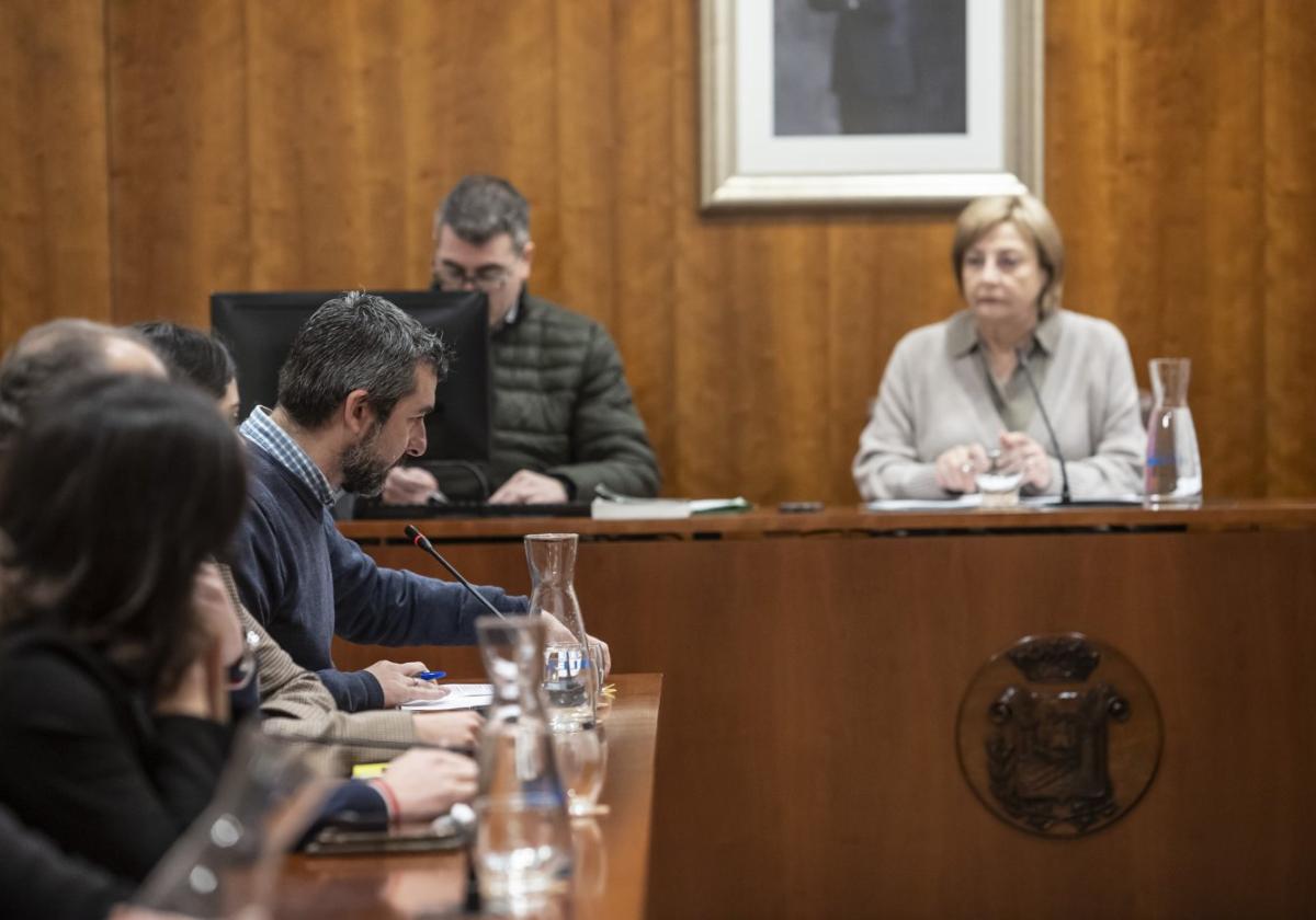 El concejal de Urbanismo, Manuel Campa, se dispone a tomar la palabra en el pleno de ayer.