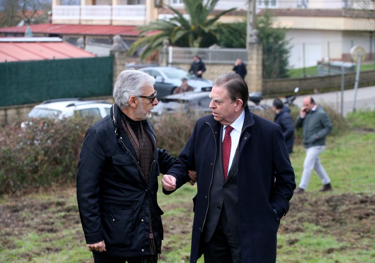 Jesús Martínez y Alfredo Canteli el día que visitaron la finca de Latores, que era la primera opción para la ciudad deportiva.