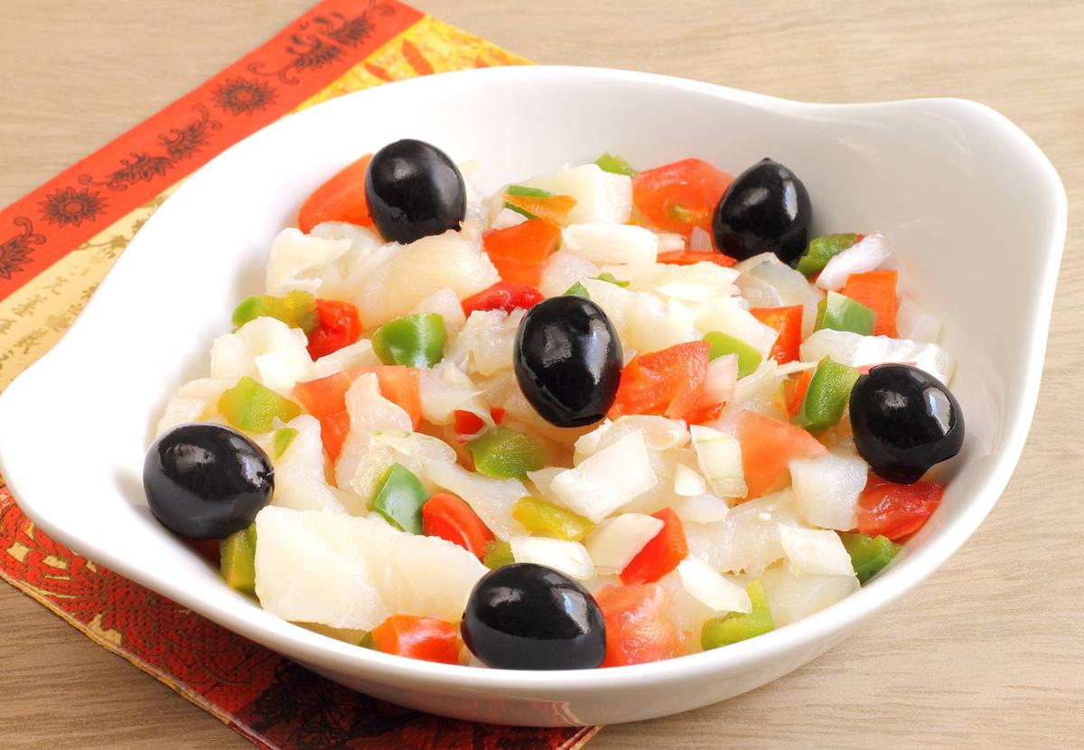 Ensalada de bacalao desalado, pimientos y aceitunas.