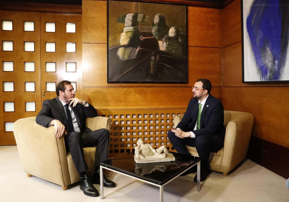 El ministro de Transportes, Óscar Puente, durante su reunión con el presidente del Principado, Adrián Barbón.