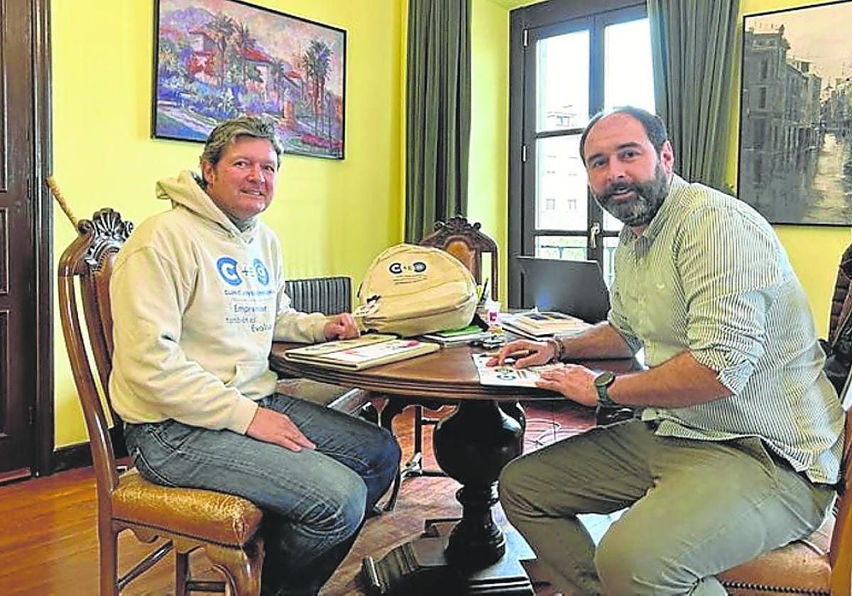 Kike Riesgo, de Asturias Emprenda, con el alcalde de Pravia.