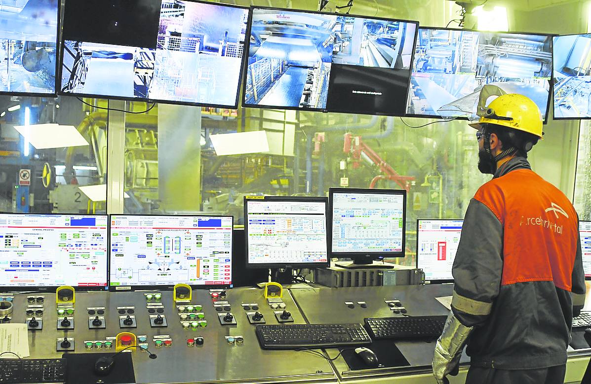 Un trabajador, en una sala de control de la planta de Avilés de Arcelor. diana baizán