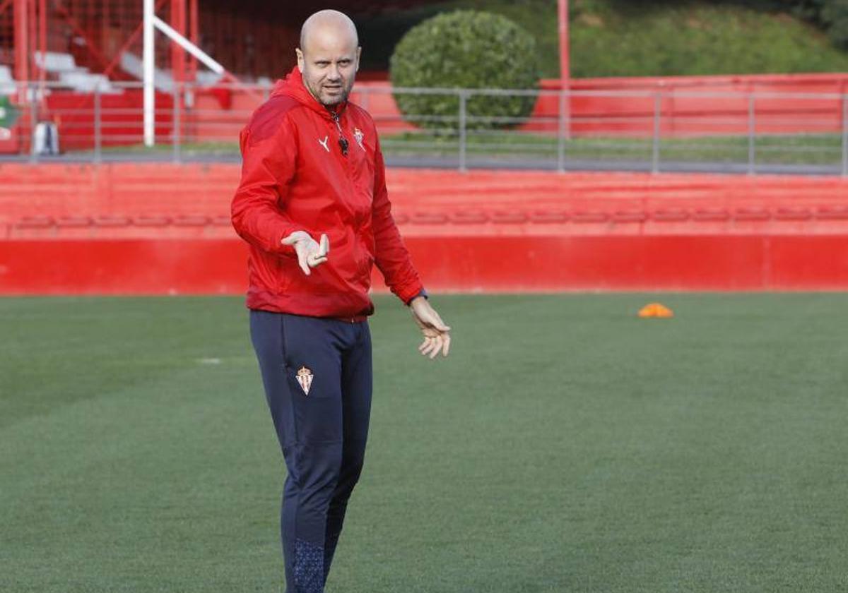 Migual Ángel Ramírez, en el entrenamiento del Sporting esta mañana.