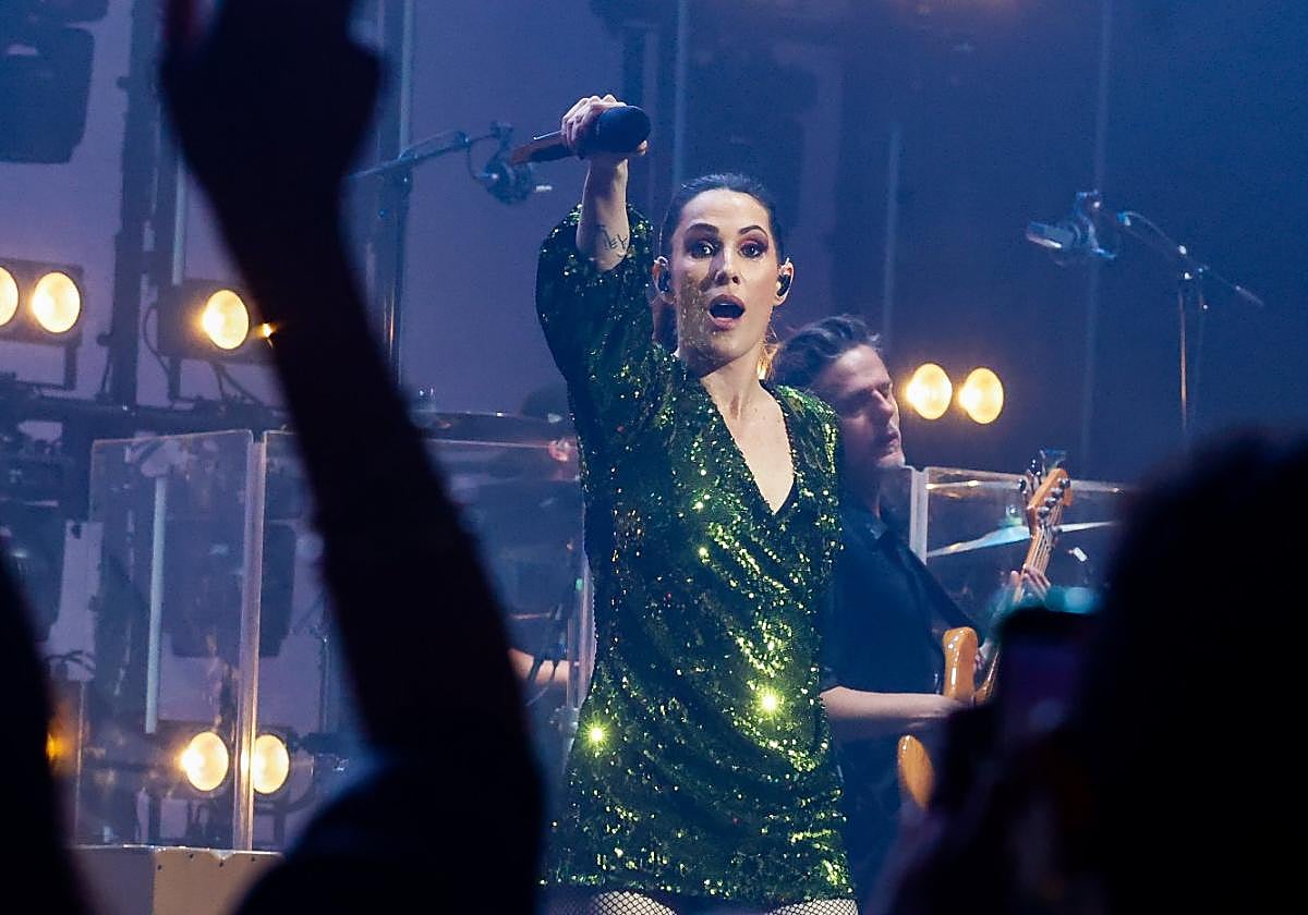 La cantante invitó al público a acompañarla en muchas de sus canciones, entre vítores, aplausos y unos cuantos 'guapa'.