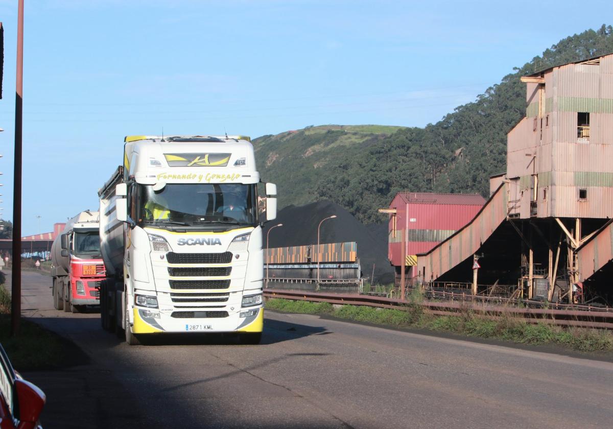 Tráfico de camiones en el acceso al puerto por Aboño.