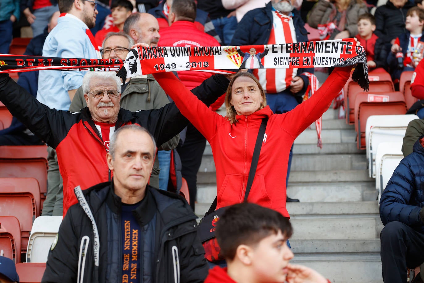 ¿Estuviste viendo el Sporting - Valladolid en El Molinón? ¡Búscate en las fotos!