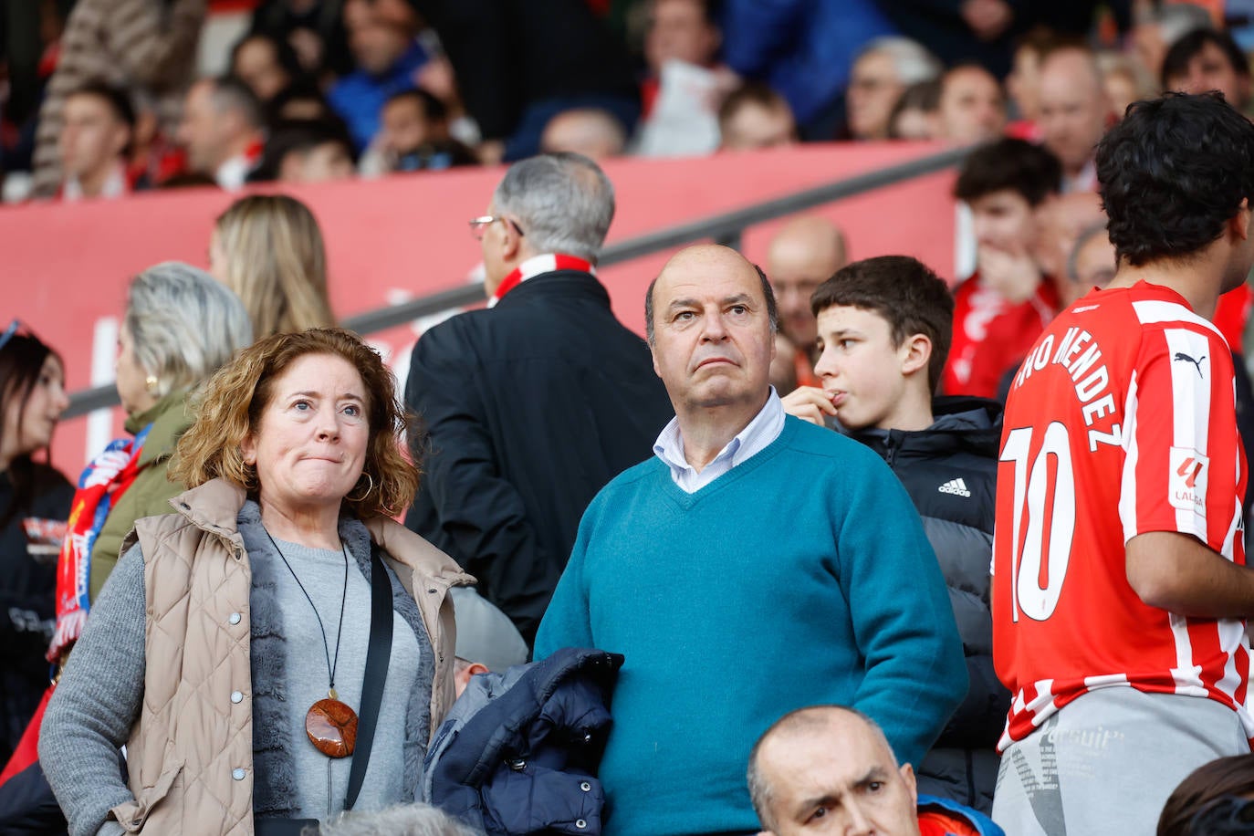 ¿Estuviste viendo el Sporting - Valladolid en El Molinón? ¡Búscate en las fotos!