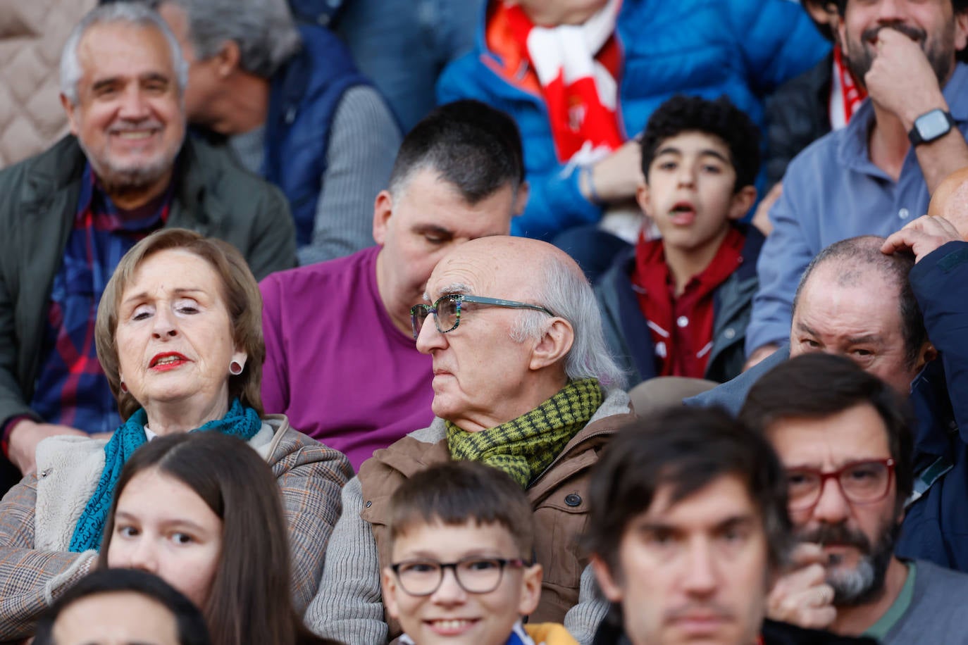 ¿Estuviste viendo el Sporting - Valladolid en El Molinón? ¡Búscate en las fotos!