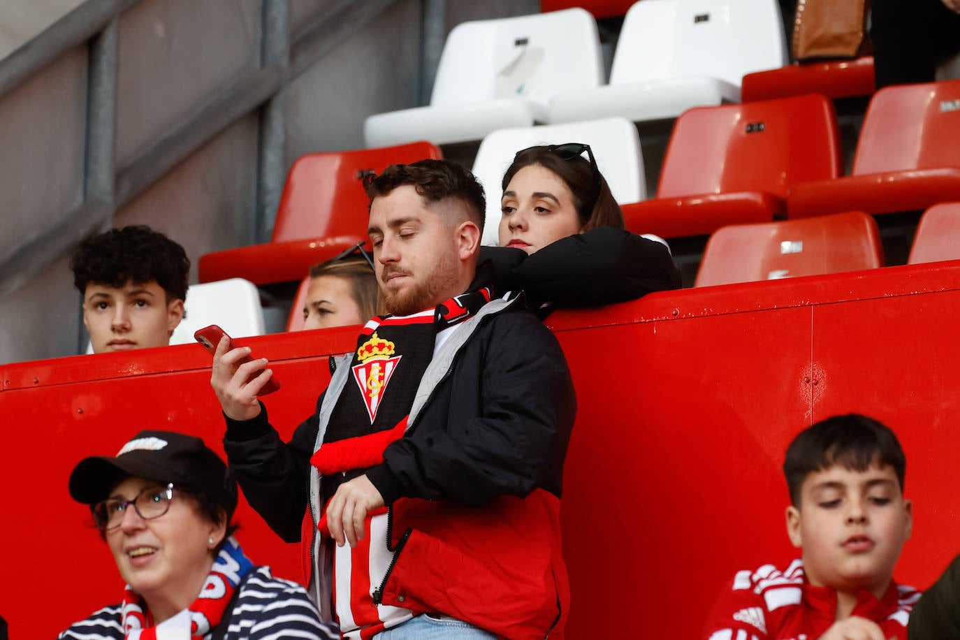 ¿Estuviste viendo el Sporting - Valladolid en El Molinón? ¡Búscate en las fotos!