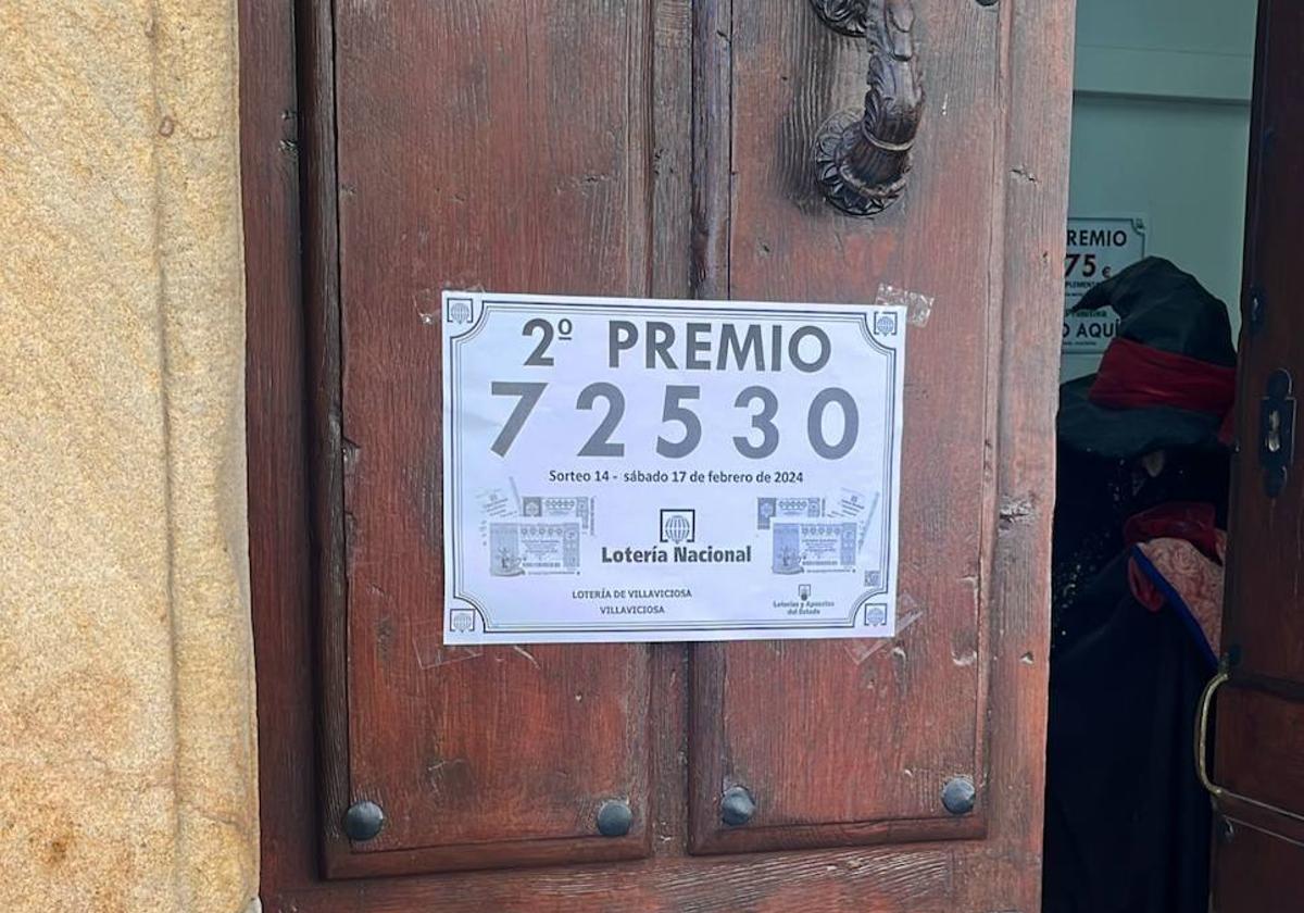 El cartel con el premio y el número agraciado en la administración de loterías maliaya.