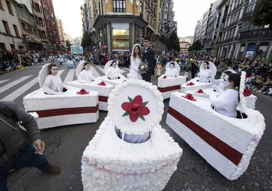 'La tarta del sí, quiero', de San Claudio, ganó el desfile del Antroxu en la categoría de centros sociales.