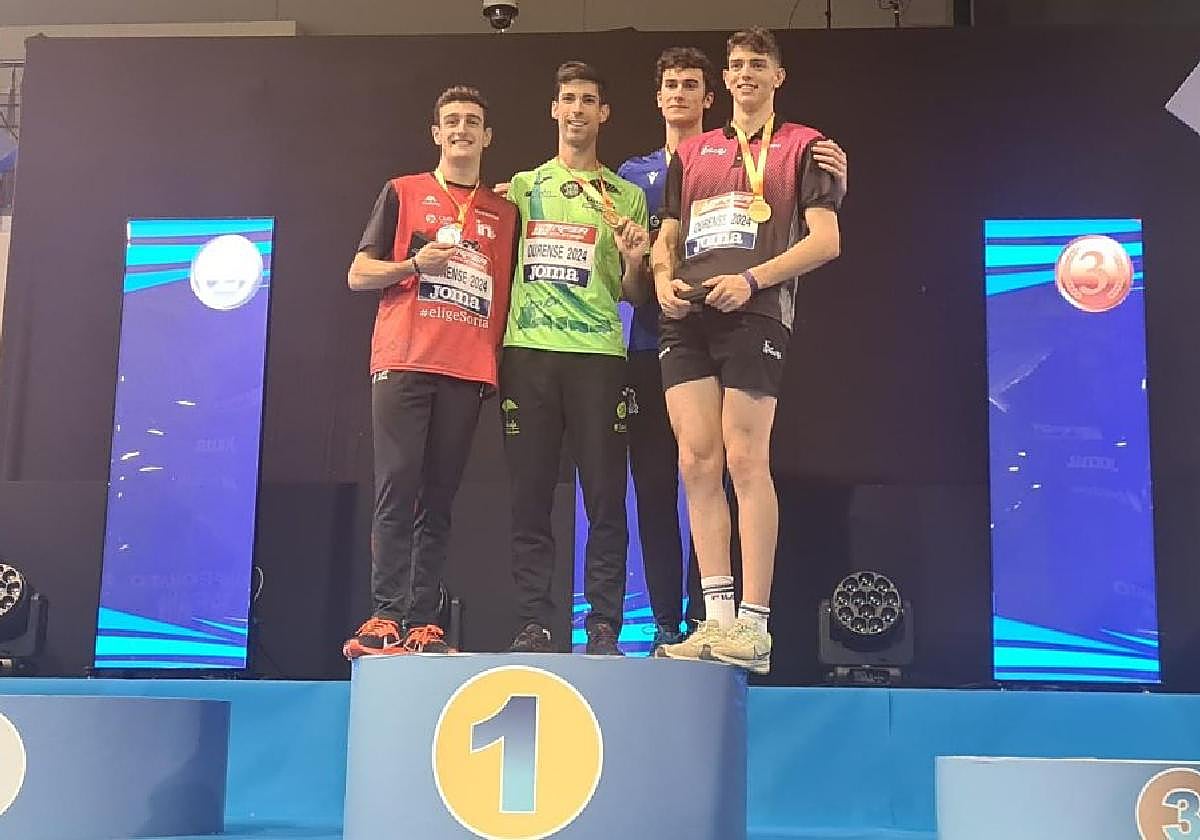 Bernardo, primero por la izquierda, con su medalla de plata.