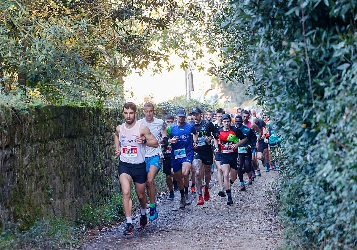 Carlos Sánchez (589) lidera la carrera, tras la salida en el Camping Municipal de Gijón.