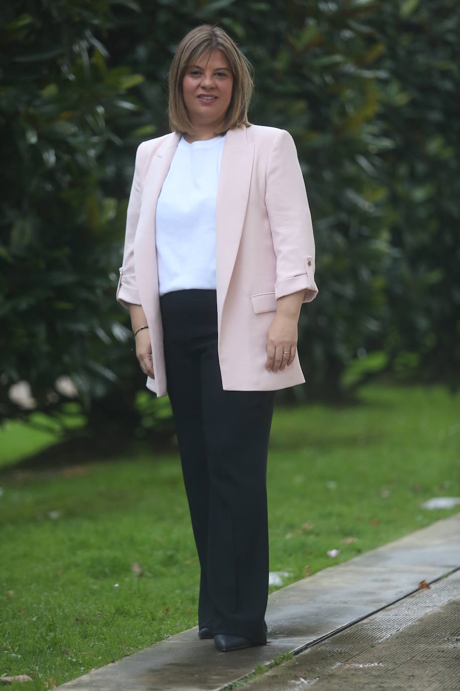 Gimena Llamedo, vicepresidenta del Gobierno, en el exterior de la sede de su consejería.