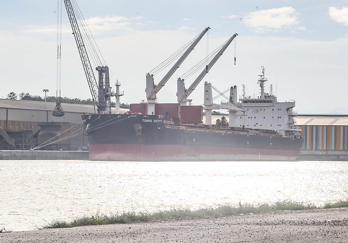 Un barco atracado en el muelle de Raíces.