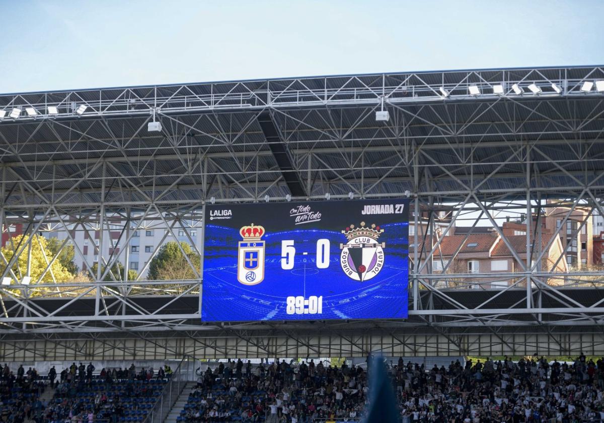 El marcador del nuevos estadio Carlos Tartiere lució su primer «Jorobu» rememorando al del .