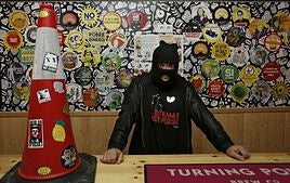 El artista Stickerman enseña alguno de los diseños que tiene expuestos en la cervecería.