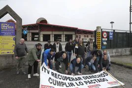 Trabajadores y delegados de CC OO en ITVASA, con una pancarta al retomar la huelga.