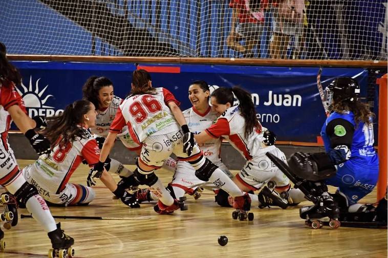 Las jugadoras del Telecable, celebran sobre la pista el título.