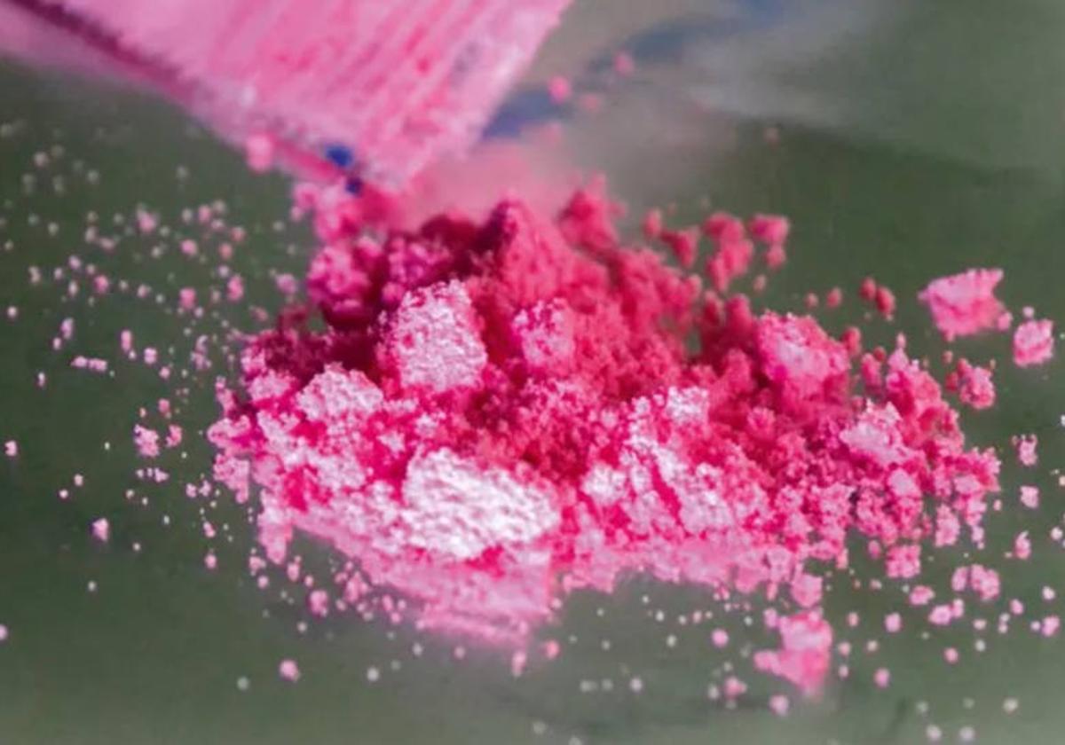 Ese polvo rosa no es cocaína: ¿qué es la peligrosa droga que contenía la bebida energética del menor fallecido en Getafe?